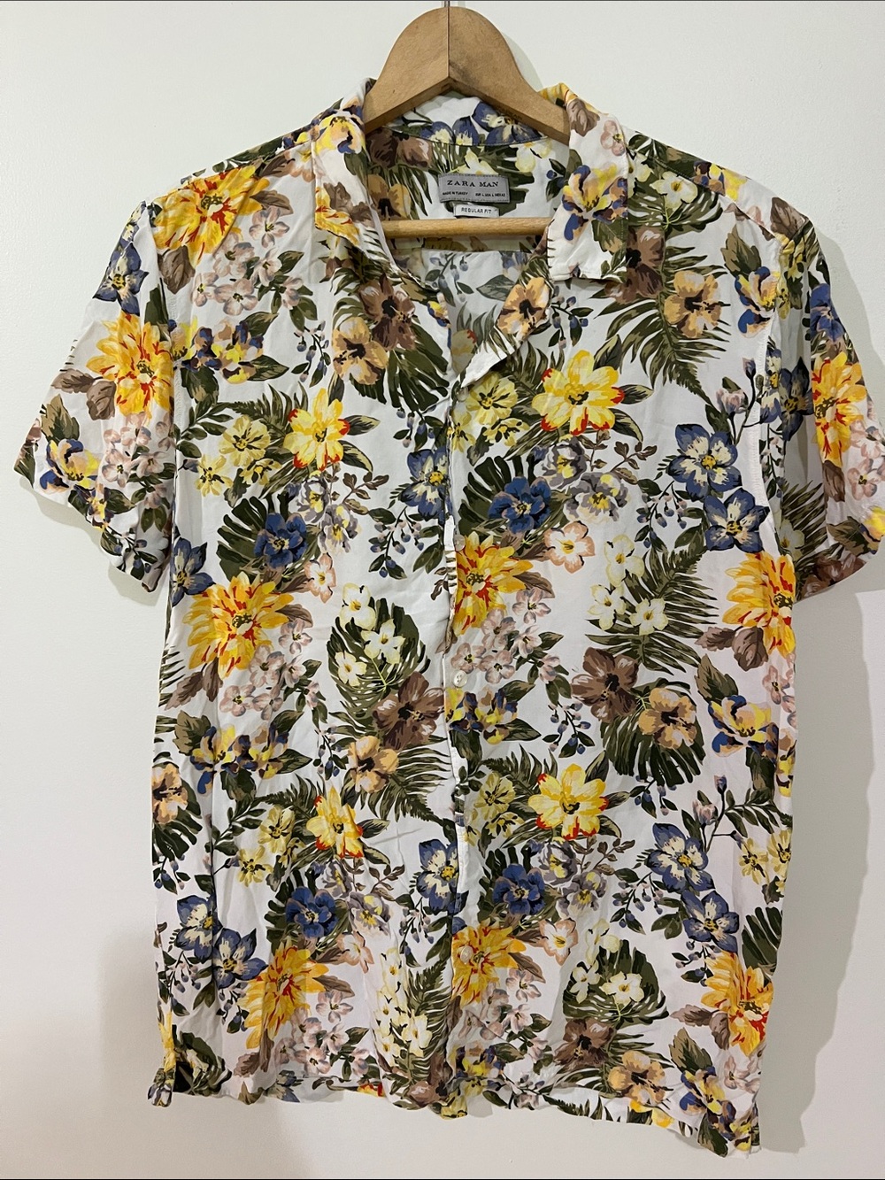 Zara White Short-Sleeve Floral Button-Down with Yellow & Blue Flowers